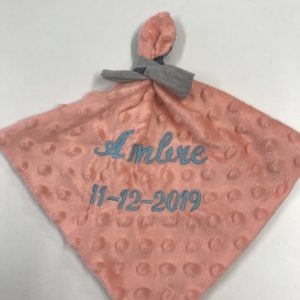 Un doudou tout doux idéal pour offrir en cadeau personnalisable avec le prénom et la date de naissance