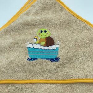 cape de bain tortue dans son bain